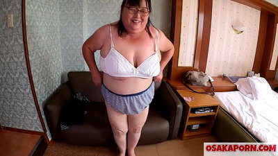 Fed japansk mor viser sine enorme bryster og nyder et sexlegetøj. En 51-årig asiatisk mor fortæller om sin seksuelle oplevelse. Yukiko 1 OSAKAPORN fed fed milf