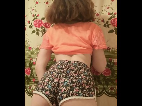 ❤️ Sexet ung babe laver en striptease ved at filme sine shorts på kamera ❌ Russisk porno at da.taxiporec.top
